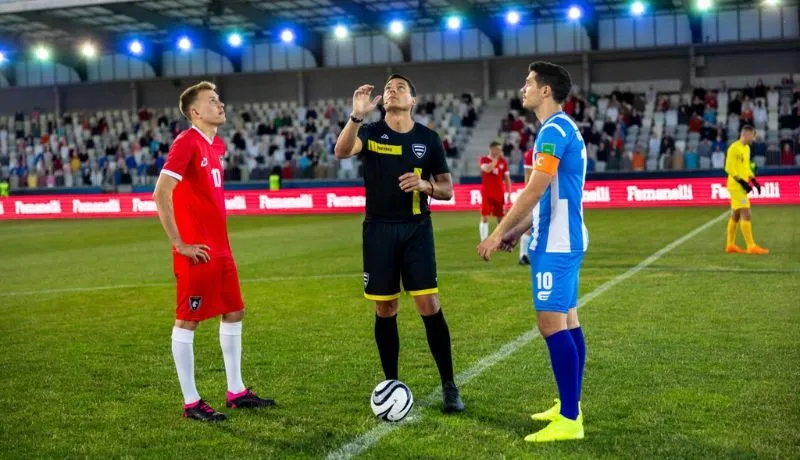 Kèo giao bóng trước: Tỷ lệ thắng 50/50 có thật sự may rủi?